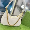 Bolsa de grife feminina Moda de bolsa de ombro feminina Saco de couro Classic Letter Chain Bolsa de luxo textura premium bolsa crescente popular para sair para a baguete