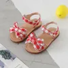 Sandalen Bekamille Kids Sandalen Meisjes Bow Lattice Flat Heel Beach schoenen Kinderen Sandalen voor meisjes Princess Casual Sneakers SZ040 W0327