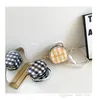 Girls plaid round handtassen 2023 lente zomer Koreaanse persoonlijkheidsbrief geprinte kinderen cross-body accessoires veranderen portemonnee f1605