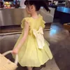 女の子のドレスガールズサマーサンドレス幼児の赤ちゃんのruflessタンクドレス女の子のための黄色のノースリーブ弓プリンセスドレスチドルレン服の服