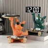 Rumdekorskulptur Dog French Bulldog Butler med Alarm Clock Metal Tray Table Decoration Statue för Live Bulter 230327