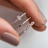 Bandringe Huitan Mode dünne Ringe für Frauen Mikro gepflastert CZ Stein einfache stilvolle weibliche Accessoires vielseitiges Design Ehering Schmuck G230327