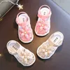 Sandalen Sweet Princess Sandals 2022 Nieuwe zomer Kinderen mode bedekte tenen zachte meid roze bloemen kinderen snap knop plat casual niet-slip w0327