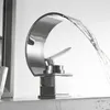 Rubinetti per lavabo da bagno Rubinetto per lavabo monocomando montato su piano e cascata di acqua fredda