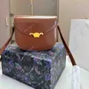 Bolsas de ombro de corpo transversal clássicas Bolsas de designer de sela femininas femininas douradas de feminina embreagem designers de pão de moda de rua selas 2303251