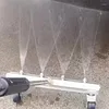 Bilbricka tvättar botten av tryckrengöringskraften under vattenkvasten med munstycken
