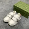 Designer Bee Toddler Sneakers Kids Skor pojkar flickor utomhus tränare vita läder platt skor