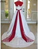 Et africain rouge blanc une ligne robes de mariée licou élégant satin dentelle embellissement grande taille robes de mariée de maternité pour les femmes corset dos robes de novia