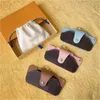 Diseñador Estuches para gafas de sol Marca Carta Flor Unisex Lujo Gafas de sol Caja Embalaje PU Gafas de cuero Bolsa Gafas Accesorios Llavero Colgante de coche