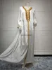 Fritidsklänningar Vit Satinrandig Jacquard Maxiklänning Kvinnor Elegant V-ringad Gyllene Tejp Trim Dubai Arab Muslim Abaya Marockansk Kaftan Eid 230327