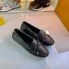 Handgjorda kvinnor Gloria Loafers Classic Studs Bottom Bow Tie Coated Canvas Flower Print Reverse Fashion Shoes 858585