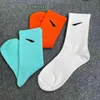 Herrstrumpor Mens mode Kvinnor och män Socking Högkvalitativ brev andningsbar bomull Partihandel Calzino Jogging Basketball Football Sports Sock ANFN11