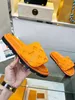 2023ニューマン女性サンダル豪華なデザイナーシューズラバーソールサマーフラットスライド調整可能なエンボス加工されたスリッパプール枕の快適