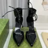 Sandales de créateur PUMPN à talons hauts pour femmes, cuir verni noir, bout pointu, talon en métal, détail de manchette à la cheville, talon haut populaire, chaussures à talons délicats et généreux