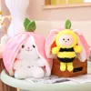 30 cm Creative Funny Doll Strawberry Rabbit Plush Toy Fyllt mjukt bi som gömmer sig i Strawberry Bag Toys for Kids Girls Birthday Present