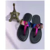 Slippers hårdvara diamantspänne flip-flops 2023 mode damer sandaler platt strand casual kvinnor tofflor färg matchande inomhusglas g230328