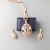 Colección de diseñador Pendientes de estilo Collar con incrustaciones de diamantes morados Hueco Chapado en oro Color Ojos verdes Colgante de cabeza de serpiente Serpiente Conjuntos de joyas con forma de serpiente