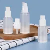 Bouteilles de pompe de pulvérisation sans air en plastique PP givré avec couvercle blanc pour lotion de sérum de soin de la peau 15 ml 20 ml 30 ml 50 ml 80 ml 100 ml Taille de voyage