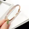 2023 Brazaletes de diseño Pulseras de lujo Europa América Estilo de moda Brazalete para mujer Cristal 18K Chapado en oro rosa Acero inoxidable Boda Amor Regalo Joyería 240308