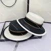 Sombreros de cubo con tapa plana de lujo para hombres y mujeres, sombrero de paja con correas y letras, gorras de ala ancha, sombreros de playa de diseñador