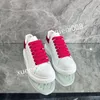 2023 TOP NIEUWE MENS AUSTUN CASUAL SCHOENEN Leer bijpassende kleine geur dikke zool sneakers vrouwelijke vrijetijdsvader schoenen