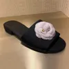 Tofflor 2022 ny designer camellia flower tofflor kvinnor rutigt läder slides skor blommigt spänne läder flip flops kvinna platta sandaler G230328