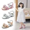 Sandalen zilveren glanzende kinderen sandalen voor feest bruiloft Catwalk Sweet Princess Bow Rhinestones Open teen low hiel kinderen mode meisjes schoenen w0327