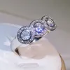 Anello di fidanzamento rotondo con anello AAAA Zirconia da donna e design in pietra White Zirconia Gioielli di moda di lusso Z0327