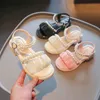 Sandales princesse sandales 2023 été nouvelles chaussures pour enfants perles plates douces belles filles chaussures de performance pour les spectacles de mariage de fête PU W0327