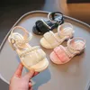 Sandaler Princess Sandals 2023 Summer New Children's Shoes Pearls Flat Mjuka vackra flickor Performance Shoes For Party Wedding Shows PU W0327