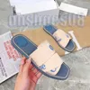 Pantofole da mulo con fondo piatto da donna all'ingrosso woodys Sandali firmati Cursore con plateau in gomma antiscivolo per esterni estivi Sandali da spiaggia da donna multicolori neri