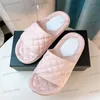 Klasik Tasarımcı Kadın Sandalet Platform Terlik Düz Flip Flops Şeker Renk Kabarcık Ayakkabı Metal Alfabe Tokası Açık Yüzme Havuzu Flat6239560