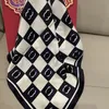 Sciarpe quadrate di seta romantiche multicolori Sciarpe di moda primaverile Scialle di marca di lusso da donna Fascia per capelli rossa in bianco e nero Sciarpa regalo di design semplice e versatile