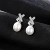 Pendientes de tuerca de plata s925 con perla x-letra de circón brillante europeo, pendientes exquisitos elegantes a la moda para mujer, regalo de joyería de lujo