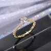 クラスターリングCaoshi Classic Minimalist3色女性婚約リング4-Claw Inlay Cubic Zirconia Wedding女性フィンガーリングシック