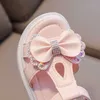 Sandálias 2023 Sandálias infantis de verão para meninas Sapatos princesas Baby Fashion Crystal Bowtie Sapatos de praia infantil Soled Frete grátis W0327