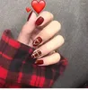 Fałszywe paznokcie Burgundia Love Plaid Nail Art w połowie długości w 24 sztukach akcesoriów Fałszywe klej i narzędzia