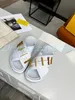 Designer Mulher Sipper F Carta Graphy Sandal Leather Plataforma Slides Slides Banda Crossover Band Luxury Golden Metal Slide Leather Platform Style Modelo 35-40