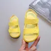 Sandaler sommar barns gula vita rosa sandaler för småbarn baby barn barn mode koreanska tandstrand sandaler nya 2022 1t till 7t w0327