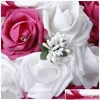 結婚式の花の美しいブライダルブーケは手作りの人工用品を添えて花嫁を保持しているブローチブーケドロップデリバリーdhu0c