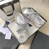 Brand Designer Crystal Cryn Weakals Sandals Donne Sandali a latte per la piattaforma trapuntata Luxurt Platbly Slifori di gomma Due cinghie regolabili Scilgono con scatola