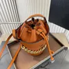 Bolso de diseñador Bolso de mujer Bolso de un solo hombro Decoración de cadena Diseño circular Bolso tipo cubo con correa Bolso de mano marrón de cuero Monedero Bolso Baguette para salir