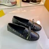 Handgjorda kvinnor Gloria Loafers Classic Studs Bottom Bow Tie Coated Canvas Flower Print Reverse Fashion Shoes 858585