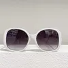 Gafas de sol de diseñador de lujo con 20 % de descuento. El estilo está de moda, es simple, la caja es delgada y pequeña. del mismo modelo