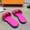 2023 Tasarımcı Lüks baskılı düz slayt terlikleri L Aile Moda Kadınları% 100 Deri Kırmızı/Kayıtlı/Siyah/Beyaz Metal Toka Slaytları Sandalet Seksi Seksi Slip Topuk Ayakkabıları