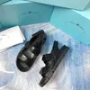 Sandaler designer kardborrsandaler tjocka solade kvinnors nya ko läder muffin mjuka casual sport strandskor st2m