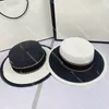 Sombreros de cubo con tapa plana de lujo para hombres y mujeres, sombrero de paja con correas y letras, gorras de ala ancha, sombreros de playa de diseñador