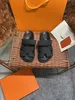 Sandal Luxury L Designer Herr- och kvinnors tofflor Andals Lippers Ummer Fashion Wide Flat Bottom Flop Flops 35-46 Sandal Strap Box