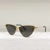 2024 Fashion Men's Luxury Designer des lunettes de soleil pour femmes Triangular Cat's Eye Ins Tide Anti Ultraviolet Street Photography