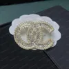 2022 marka desinger luksurys broszka kobiety nr rhinestone perłowe broszki literowe garnituru modny biżuteria dekoracja odzieży Wysokiej jakości akcesoria
